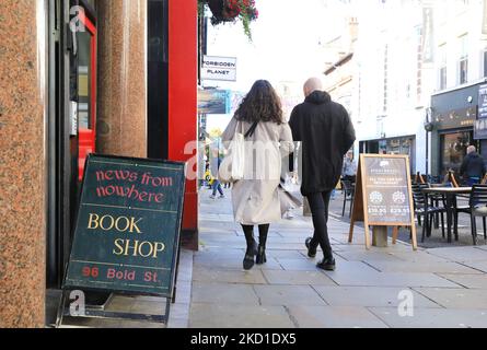 Coburled Bold Street in der Gegend von Ropewalks im Zentrum von Liverpool, jetzt voll von unabhängigen Geschäften, trendigen Cafés und multikulturellen Restaurants, in Herbstsonne, Großbritannien Stockfoto