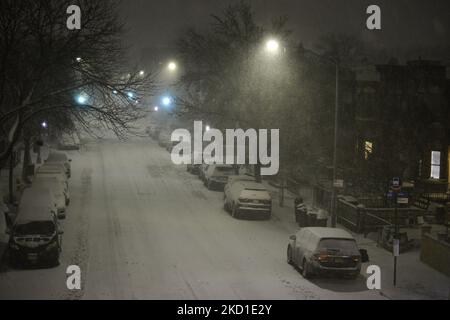 Starke Winter-Sturmwarnungen für einen Großteil der östlichen Vereinigten Staaten, niedrige Temperaturen, starker Schnee und Wind, einschließlich gefährlicher Schneesturm-Bedingungen, die das Reisen in einigen Gebieten lähmen werden. Der National Weather Service hat Schneesturm-Warnungen von der Südspitze der Delmarva-Halbinsel von Delaware bis zur Küste von Jersey und von der östlichen Spitze von Massachusetts bis zur Küste von Maine ausgegeben. Die Städte Boston, Portland, Maine und Atlantic City gehören zu den Orten in diesen Warnungen. (Foto von Deccio Serrano/NurPhoto) Stockfoto