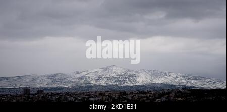 Schneebedeckte Berge in Athen, Griechenland, am 29. Januar 2022. (Foto von Nikolas Kokovlis/NurPhoto) Stockfoto