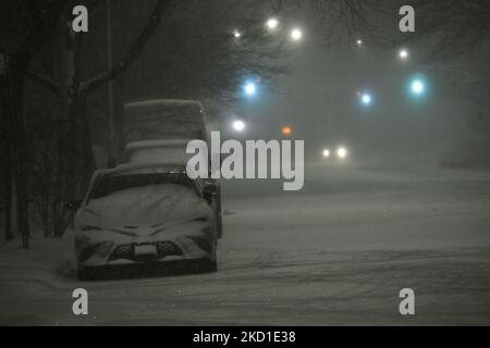 Starke Winter-Sturmwarnungen für einen Großteil der östlichen Vereinigten Staaten, niedrige Temperaturen, starker Schnee und Wind, einschließlich gefährlicher Schneesturm-Bedingungen, die das Reisen in einigen Gebieten lähmen werden. Der National Weather Service hat Schneesturm-Warnungen von der Südspitze der Delmarva-Halbinsel von Delaware bis zur Küste von Jersey und von der östlichen Spitze von Massachusetts bis zur Küste von Maine ausgegeben. Die Städte Boston, Portland, Maine und Atlantic City gehören zu den Orten in diesen Warnungen. (Foto von Deccio Serrano/NurPhoto) Stockfoto