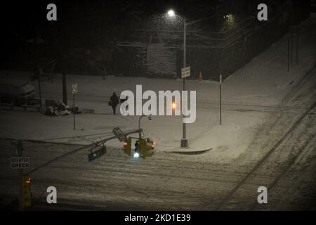 Starke Winter-Sturmwarnungen für einen Großteil der östlichen Vereinigten Staaten, niedrige Temperaturen, starker Schnee und Wind, einschließlich gefährlicher Schneesturm-Bedingungen, die das Reisen in einigen Gebieten lähmen werden. Der National Weather Service hat Schneesturm-Warnungen von der Südspitze der Delmarva-Halbinsel von Delaware bis zur Küste von Jersey und von der östlichen Spitze von Massachusetts bis zur Küste von Maine ausgegeben. Die Städte Boston, Portland, Maine und Atlantic City gehören zu den Orten in diesen Warnungen. (Foto von Deccio Serrano/NurPhoto) Stockfoto