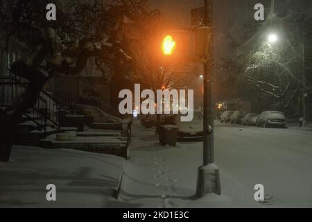 Starke Winter-Sturmwarnungen für einen Großteil der östlichen Vereinigten Staaten, niedrige Temperaturen, starker Schnee und Wind, einschließlich gefährlicher Schneesturm-Bedingungen, die das Reisen in einigen Gebieten lähmen werden. Der National Weather Service hat Schneesturm-Warnungen von der Südspitze der Delmarva-Halbinsel von Delaware bis zur Küste von Jersey und von der östlichen Spitze von Massachusetts bis zur Küste von Maine ausgegeben. Die Städte Boston, Portland, Maine und Atlantic City gehören zu den Orten in diesen Warnungen. (Foto von Deccio Serrano/NurPhoto) Stockfoto