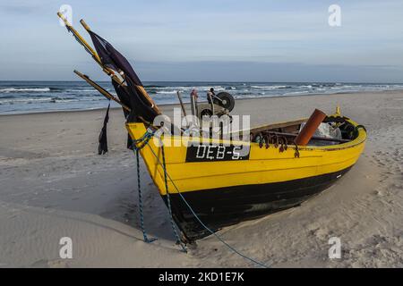 Fischerboot mit Fischernetzen am Strand ist am 7. Januar 2022 in Debki, Polen, an der Ostseeküste zu sehen (Foto: Michal Fludra/NurPhoto) Stockfoto