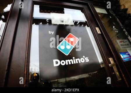 Das Domino-Logo ist am 29. Januar 2022 an der Eingangstür eines Restaurants in Krakau, Polen, zu sehen. (Foto von Jakub Porzycki/NurPhoto) Stockfoto