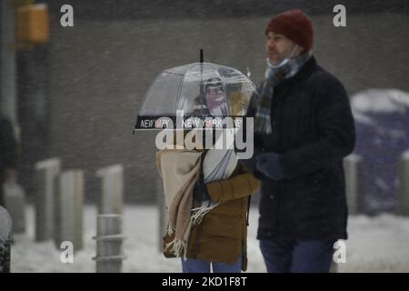 Am 29. Januar 2022 wandern Menschen in New York City durch den Schnee. Ein mächtiges Nor’easter brachte blendende Schneesturm-Bedingungen mit starken Winden, die weite Verbreitung von Stromausfällen auf einen Großteil der Küste des Mittelatlantiks und Neuenglands verursachten. (Foto von Deccio Serrano/NurPhoto) Stockfoto