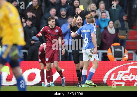 Carl Piergianni von Oldham Athletic wird während des Sky Bet League 2-Spiels zwischen Oldham Athletic und Rochdale am Samstag, 29.. Januar 2022, im Boundary Park, Oldham, eine gelbe Karte gezeigt. (Foto von Pat Scaasi/MI News/NurPhoto) Stockfoto