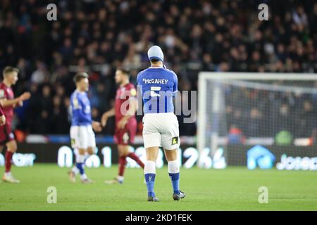 Harrison McGahey von Oldham Athletic zieht sein Hemd beim letzten Pfiff während des Sky Bet League 2-Spiels zwischen Oldham Athletic und Rochdale am Samstag, den 29.. Januar 2022 im Boundary Park, Oldham, über den Kopf. (Foto von Pat Scaasi/MI News/NurPhoto) Stockfoto