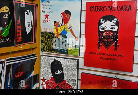 Souvenirs, die mit der politischen und militanten EZLN-Gruppe in Verbindung stehen, können in einem Geschäft in San Cristobal de las Casas verkauft werden. Am Samstag, den 29. Januar 2022, in San Cristobal de las Casas, Chiapas, Mexiko. (Foto von Artur Widak/NurPhoto) Stockfoto