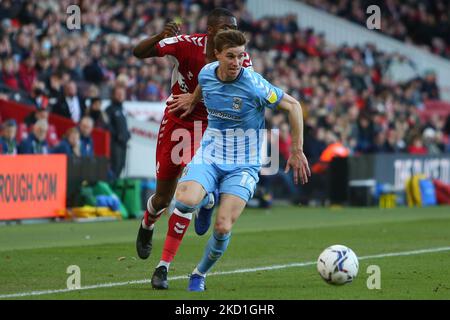 Ben Sheaf von Coventry City tritt am Samstag, dem 29.. Januar 2022, beim Sky Bet Championship-Spiel zwischen Middlesbrough und Coventry City im Riverside Stadium, Middlesbrough, gegen Anfernee Dijksteel von Middlesbrough an. (Foto von Michael Driver/MI News/NurPhoto) Stockfoto