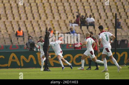 Sofiane Boufal aus Marokko feiert am 30. Januar 2022 im Ahmadou-Ahidjo-Stadion sein erstes Tor Pierre Kunde aus Kamerun bei Marokko gegen Ägypten, den Afrikanischen Cup der Nationen. (Foto von Ulrik Pedersen/NurPhoto) Stockfoto