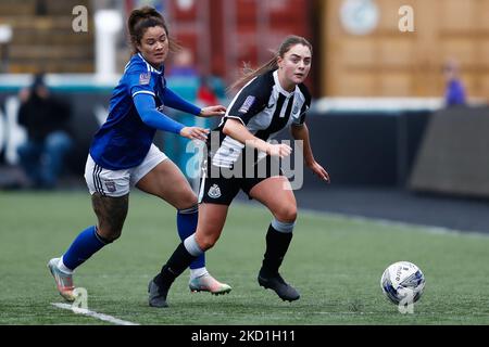 Jane Harland von Newcastle United und Natasha Thomas von Ipswich Town in Aktion beim Spiel der vierten Runde des FA Cup zwischen Newcastle United und Ipswich Town im Kingston Park, Newcastle, am Sonntag, den 30.. Januar 2022. (Foto von will Matthews/MI News/NurPhoto) Stockfoto