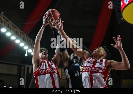 Guglielmo Caruso #30 von Pallacanestro Varese OpenJobMetis und Justin Reyes #12 von Pallacanestro Varese OpenJobMetis während des italienischen Basketballs LBA Lega Basket Ein Spiel der regulären Saison 2021/22 zwischen OpenJobMetis Varese und Dolomiti Energia Trentino in der Enerxenia Arena, Varese, Italien am 30. Januar 2022 (Foto von Fabrizio Carabelli/LiveMedia/NurPhoto) Stockfoto