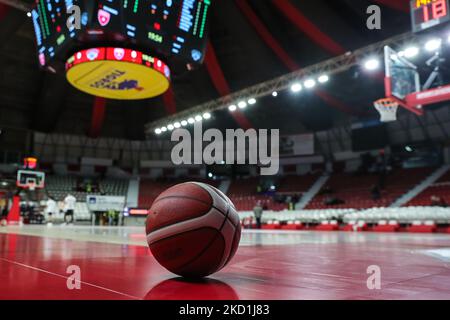 Offizieller Matchball in der Enerxenia Arena während des italienischen Basketballs LBA Lega Basket Ein Spiel der Saison 2021/22 zwischen OpenJobMetis Varese und Dolomiti Energia Trentino in der Enerxenia Arena, Varese, Italien am 30. Januar 2022 (Foto: Fabrizio Carabelli/LiveMedia/NurPhoto) Stockfoto