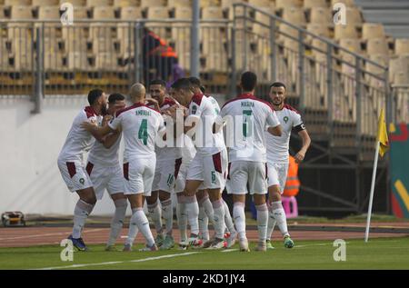 Sofiane Boufal aus Marokko feiert am 30. Januar 2022 im Ahmadou-Ahidjo-Stadion sein erstes Tor Pierre Kunde aus Kamerun bei Marokko gegen Ägypten, den Afrikanischen Cup der Nationen. (Foto von Ulrik Pedersen/NurPhoto) Stockfoto