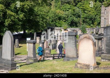 Friedhof von Old Calton im Stadtzentrum von Edinburgh, Schottland, Großbritannien, im Sommer 2022 Stockfoto