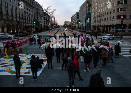 Demonstranten blockieren Straßen und veranstalten am 31. Januar 2022 eine Kundgebung in der Nähe des Weißen Hauses, in der sie fordern, dass Präsident Biden seine Macht nutzt, um den Build Back Better Act zu bestehen (Foto: Bryan Olin Dozier/NurPhoto) Stockfoto