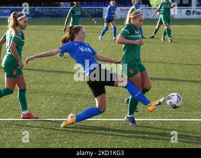 L-R Ruby Sealey (Drewe) von Billericay Town Women und Coventry Vereinigten LFC Charlie Estcourt während der vierten Runde des FA Women's FA Cup zwischen Billericay Town Women und Coventry United WFC im New Lodge Stadium, Billericay, Großbritannien, am 30.. Januar 2022 (Foto by Action Foto Sport/NurPhoto) Stockfoto