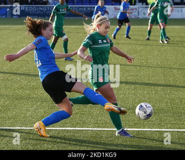 L-R Ruby Sealey (Drewe) von Billericay Town Women und Coventry Vereinigten LFC Charlie Estcourt während der vierten Runde des FA Women's FA Cup zwischen Billericay Town Women und Coventry United WFC im New Lodge Stadium, Billericay, Großbritannien, am 30.. Januar 2022 (Foto by Action Foto Sport/NurPhoto) Stockfoto