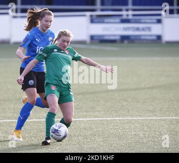 Coventry United LFC Alanah Mann unter dem Druck von Ruby Sealey (Drewe) von den Frauen der Stadt Billericay während der vierten Runde des FA Women's FA Cup zwischen den Frauen der Stadt Billericay und dem WFC Coventry United am 30.. Januar 2022 im New Lodge Stadium in Billericay, Großbritannien (Foto by Action Foto Sport/NurPhoto) Stockfoto
