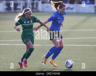 Ruby Sealey (Drewe) von der Stadt Billericay Women schlägt Coventry United LFC Olivia Ferguson während der vierten Runde des FA Women's FA Cup zwischen Billericay Town Women und Coventry United WFC im New Lodge Stadium, Billericay, Großbritannien, am 30.. Januar 2022 (Foto by Action Foto Sport/NurPhoto) Stockfoto