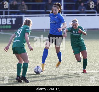 Ruby Sealey (Drewe) von der Stadt Billericay Women Holds von Coventry United LFC Olivia Ferguson während der vierten Runde des FA Women's FA Cup zwischen Billericay Town Women und Coventry United WFC im New Lodge Stadium, Billericay, Großbritannien, am 30.. Januar 2022 (Foto by Action Foto Sport/NurPhoto) Stockfoto