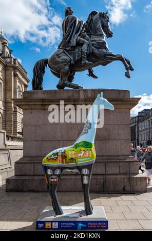 Giraffe about Town Wild in Art, von der Statue des Duke of Wellington, Princes Street, Edinburgh, Schottland, Großbritannien Stockfoto