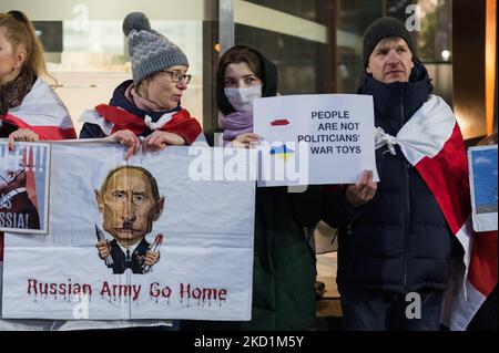 LONDON, VEREINIGTES KÖNIGREICH - 31. JANUAR 2022: Demonstranten mit belarussischer Flagge protestieren vor den Studios von RT, dem staatlichen russischen internationalen Fernsehsender, gegen den militärischen Aufbau Russlands an der Grenze zur Ukraine, inmitten steigender Spannungen zwischen Ost und West am 31. Januar 2022 in London, England. Schätzungsweise 100.000 russische Truppen, Panzer, Artillerie und Raketen werden in der Nähe der Grenze zur Ukraine eingesetzt, aber der Kreml bestreitet Invasionspläne, während er im vergangenen Monat von der NATO verlangt, dass der Ukraine und anderen Ex-sowjetischen Ländern ihre Mitgliedschaft und den Rückzug von Allianzen verweigert wird.“ Stockfoto