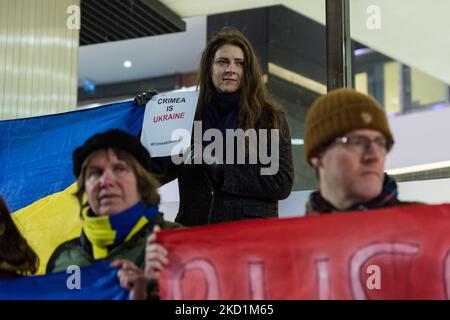 LONDON, GROSSBRITANNIEN - 31. JANUAR 2022: Demonstranten demonstrieren am 31. Januar 2022 in London, England, vor den Studios des staatlichen russischen Fernsehsenders RT gegen den militärischen Aufbau Russlands an der Grenze zur Ukraine, inmitten steigender Spannungen zwischen Ost und West. Schätzungsweise 100.000 russische Truppen, Panzer, Artillerie und Raketen werden in der Nähe der Grenze zur Ukraine eingesetzt, aber der Kreml bestreitet Invasionspläne, während er im vergangenen Monat von der NATO verlangt, dass der Ukraine und anderen Ex-sowjetischen Ländern ihre Mitgliedschaft und den Abzug von Bündnistruppen und Raketen verweigert wird f Stockfoto