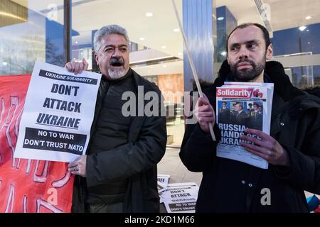 LONDON, GROSSBRITANNIEN - 31. JANUAR 2022: Demonstranten demonstrieren am 31. Januar 2022 in London, England, vor den Studios des staatlichen russischen Fernsehsenders RT gegen den militärischen Aufbau Russlands an der Grenze zur Ukraine, inmitten steigender Spannungen zwischen Ost und West. Schätzungsweise 100.000 russische Truppen, Panzer, Artillerie und Raketen werden in der Nähe der Grenze zur Ukraine eingesetzt, aber der Kreml bestreitet Invasionspläne, während er im vergangenen Monat von der NATO verlangt, dass der Ukraine und anderen Ex-sowjetischen Ländern ihre Mitgliedschaft und den Abzug von Bündnistruppen und Raketen verweigert wird f Stockfoto
