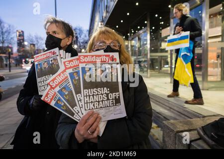 LONDON, GROSSBRITANNIEN - 31. JANUAR 2022: Demonstranten demonstrieren am 31. Januar 2022 in London, England, vor den Studios des staatlichen russischen Fernsehsenders RT gegen den militärischen Aufbau Russlands an der Grenze zur Ukraine, inmitten steigender Spannungen zwischen Ost und West. Schätzungsweise 100.000 russische Truppen, Panzer, Artillerie und Raketen werden in der Nähe der Grenze zur Ukraine eingesetzt, aber der Kreml bestreitet Invasionspläne, während er im vergangenen Monat von der NATO verlangt, dass der Ukraine und anderen Ex-sowjetischen Ländern ihre Mitgliedschaft und den Abzug von Bündnistruppen und Raketen verweigert wird f Stockfoto