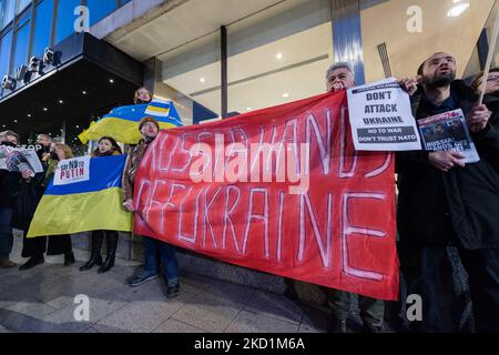 LONDON, GROSSBRITANNIEN - 31. JANUAR 2022: Demonstranten halten ukrainische Flaggen fest, während sie vor den Studios des staatlichen russischen Fernsehsenders RT demonstrieren, gegen den militärischen Aufbau Russlands an der Grenze zur Ukraine, inmitten steigender Spannungen zwischen Ost und West am 31. Januar 2022 in London, England. Schätzungsweise 100.000 russische Truppen, Panzer, Artillerie und Raketen werden in der Nähe der Grenze zur Ukraine eingesetzt, aber der Kreml bestreitet Invasionspläne, während er im vergangenen Monat von der NATO verlangt, dass der Ukraine und anderen Ex-sowjetischen Ländern ihre Mitgliedschaft und ihr Rückzug aller verweigert wird Stockfoto