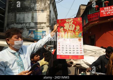 Mitglieder der chinesischen Gemeinschaft zeigen den chinesischen Kalender, als sie am 01,2022. Februar das chinesische Neujahr in der chinesischen Stadt begrüßen. Das Mondneujahr markiert den Beginn des Rattenjahres am 01. Februar. (Foto von Debajyoti Chakraborty/NurPhoto) Stockfoto