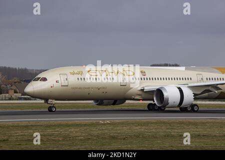Nahaufnahme im vorderen Teil des Flugzeugs mit den Flügeln, dem Düsentor, dem Fahrwerk, dem Cockpit und DEM ETIHAD-Logo. Etihad Airways Boeing 787-9 Dreamliner-Flugzeuge, wie sie beim endgültigen Anflug, bei der Landung und beim Rollieren in der belgischen Hauptstadt, dem Brüsseler Flughafen Zaventem BRU, gesehen wurden. Die moderne und fortschrittliche Boeing B787 verfügt über die Zulassung A6-BLW und wird von 2x GE-Triebwerken angetrieben. Das Flugzeug kommt von Abu Dhabi aus in die europäische Stadt. Etihad ist die zweite Fluggesellschaft der Vereinigten Arabischen Emirate. Die Luftfahrtindustrie und der Personenverkehr nehmen eine schwierige phase ein Stockfoto