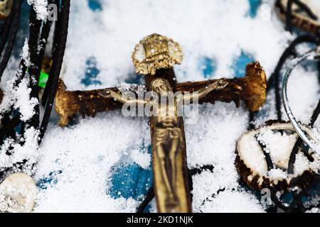 Ein Kruzifix wird während des Kumoterki-Rennens in Bialy Dunajec, Polen, am 30. Januar 2022 gesehen. Traditionelle Rennen namens Kumoterki finden jeden Winter in der Tatra statt. Die Veranstaltung besteht aus Schlittenrennen, die von einem Pferd auf die Skier gezogen werden, während ein anderer Teilnehmer auf der Piste ist, und Skiring, einer Sportart, bei der die Skifahrer von einem freilaufenden Pferd mitgezogen werden. (Foto von Beata Zawrzel/NurPhoto) Stockfoto