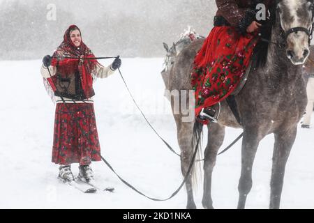 Ein Teilnehmer in traditioneller Tracht nimmt am 30. Januar 2022 am Kumoterki-Rennen in Bialy Dunajec, Polen, Teil. Traditionelle Rennen namens Kumoterki finden jeden Winter in der Tatra statt. Die Veranstaltung besteht aus Schlittenrennen, die von einem Pferd auf die Skier gezogen werden, während ein anderer Teilnehmer auf der Piste ist, und Skiring, einer Sportart, bei der die Skifahrer von einem freilaufenden Pferd mitgezogen werden. (Foto von Beata Zawrzel/NurPhoto) Stockfoto