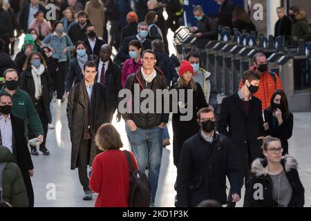 LONDON, GROSSBRITANNIEN - 02. FEBRUAR 2022: Pendler, einige davon tragen weiterhin Gesichtsmasken, kommen am 02. Februar 2022 während der morgendlichen Hauptverkehrszeit in London, England, am Bahnhof Waterloo an. Seit der Lockerung der Covid-19-Maßnahmen in der vergangenen Woche, als Arbeitnehmer und Käufer in die Innenstadt zurückkehren, ist die Zahl der Fahrgäste im gesamten Verkehrsnetz gestiegen. Gestern verzeichnete das Vereinigte Königreich 112.458 neue Fälle, da Reinfektionen erstmals in die offiziellen Statistiken aufgenommen wurden. (Foto von Wiktor Szymanowicz/NurPhoto) Stockfoto