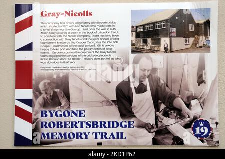 Das abgebreide Robertsbridge Memory Trail Informationstafel vor der Fabrik von Grays-Nicholls. Das Unternehmen ist weltberühmt für die Herstellung von Cricket-Fledermäusen. Stockfoto