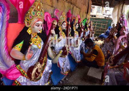 Ein indischer Künstler bereitet ein Idol der hinduistischen Göttin des Wissens und Lernens vor, bei einem Workshop im Vorfeld des kommenden Festivals 'Arsaswati Puja' im Nagaon District of Assam, indien, am 2,2022. Februar. (Foto von Anuwar Hazarika/NurPhoto) Stockfoto