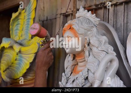 Ein indischer Künstler bereitet ein Idol der hinduistischen Göttin des Wissens und Lernens vor, bei einem Workshop im Vorfeld des kommenden Festivals 'Arsaswati Puja' im Nagaon District of Assam, indien, am 2,2022. Februar. (Foto von Anuwar Hazarika/NurPhoto) Stockfoto