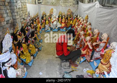 Ein Handwerker gibt einem Idol von Salaswati letzten Schliff vor Vasant Panchami (Salaswati Puja) in Kalkutta, Indien, am 2. Februar 2022. (Foto von Debarchan Chatterjee/NurPhoto) Stockfoto