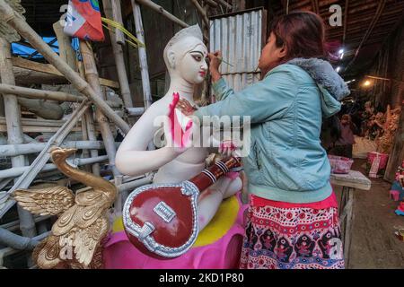 Ein Handwerker gibt einem Idol von Salaswati letzten Schliff vor Vasant Panchami (Salaswati Puja) in Kalkutta, Indien, am 2. Februar 2022. (Foto von Debarchan Chatterjee/NurPhoto) Stockfoto