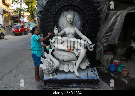 Ein Handwerker gibt einem Idol von Salaswati letzten Schliff vor Vasant Panchami (Salaswati Puja) in Kalkutta, Indien, am 2. Februar 2022. (Foto von Debarchan Chatterjee/NurPhoto) Stockfoto