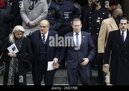 Der ehemalige Bürgermeister von NYC, Rudi Giuliani, verlässt die Kathedrale mit seinem Sohn Andrew Giuliani, als Tausende von Polizisten aus verschiedenen Gerichtsbarkeiten des Landes am 2. Februar 2022 in New York City, USA, an der Beerdigung des ermordeten NYPD-Beamten Wilbert Mora teilnehmen. Der junge Offizier wurde zusammen mit seinem Partner Jason Rivera vor mehr als einer Woche getötet, als er auf eine häusliche Störung in Harlem reagierte. Sein Partner Jason Rivera wurde letzte Woche zur Ruhe gelegt. (Foto von John Lamparski/NurPhoto) Stockfoto