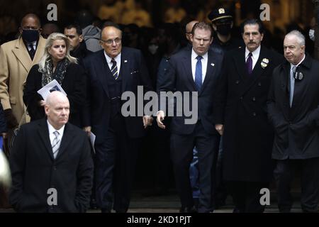 Der ehemalige Bürgermeister von NYC, Rudi Giuliani, verlässt die Kathedrale mit seinem Sohn Andrew Giuliani, als Tausende von Polizisten aus verschiedenen Gerichtsbarkeiten des Landes am 2. Februar 2022 in New York City, USA, an der Beerdigung des ermordeten NYPD-Beamten Wilbert Mora teilnehmen. Der junge Offizier wurde zusammen mit seinem Partner Jason Rivera vor mehr als einer Woche getötet, als er auf eine häusliche Störung in Harlem reagierte. Sein Partner Jason Rivera wurde letzte Woche zur Ruhe gelegt. (Foto von John Lamparski/NurPhoto) Stockfoto