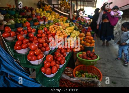 Stand mit Fuits und Gemüse auf dem lokalen Markt in San Juan Chamula. Am Dienstag, den 1. Februar 2022, in San Juan Chamula, Chiapas, Mexiko. (Foto von Artur Widak/NurPhoto) Stockfoto