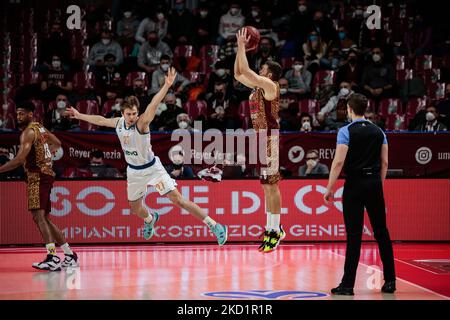 Michael Bramos (Umana Reyer Venezia) und Moritz Krimmer (Ratiopharm ULM) während der Basketball EuroCup Meisterschaft Umana Reyer Venezia gegen Ratiopharm Ulm am 02. Februar 2022 im Palasport Taliercio in Venedig, Italien (Foto: Mattia Radoni/LiveMedia/NurPhoto) Stockfoto