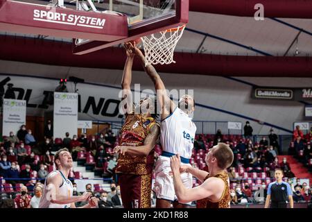 Julyan Stone (Umana Reyer Venezia) und Cristiano Felicio (Ratiopharm ULM) während der Basketball EuroCup Meisterschaft Umana Reyer Venezia gegen Ratiopharm Ulm am 02. Februar 2022 im Palasport Taliercio in Venedig, Italien (Foto: Mattia Radoni/LiveMedia/NurPhoto) Stockfoto