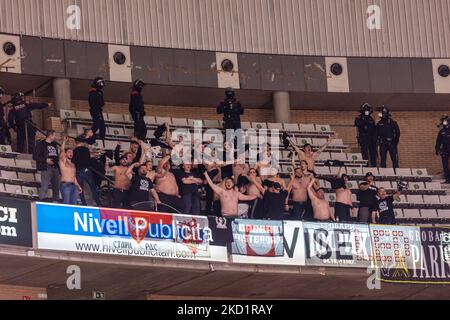 Die Träger von Partizan NIS Belgrade während des 7-tägigen Eurocup-Spiels zwischen Club Joventut Badalona und Partizan NIS Belgrade im Palau Olimpic de Badalona in Barcelona. (Foto von DAX Images/NurPhoto) Stockfoto