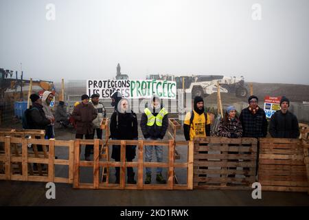 Aktivisten blockieren den Eingang der Baustelle von Terra2. Auf dem Banner steht: „Lasst uns die geschützten Arten schützen“. Mehrere Dutzend Aktivisten von XR, ANV-COP21, ATTAC, Youth for Climate versammelten sich in Saint Sulpice La Pointe, um die Baustelle des riesigen Lagerhauses von Terra2 zu blockieren. Sie lehnen ein riesiges Lager ab, das für Amazon oder Alibaba geplant ist und mehrere landwirtschaftliche Felder abdeckt. Die Haupthalle sollte 533 m lang, 125m breit und 17m hoch sein und würde in den Top 10 der größten Lagerhäuser in Frankreich sein. Die Bauarbeiten hätten diesen Winter nicht beginnen sollen, da St. Stockfoto