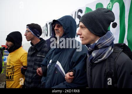 Aktivisten warten darauf, von der Polizei am Eingang der Baustelle abgesetzt zu werden. Mehrere Dutzend Aktivisten von XR, ANV-COP21, ATTAC, Youth for Climate versammelten sich in Saint Sulpice La Pointe, um die Baustelle des riesigen Lagerhauses von Terra2 zu blockieren. Sie lehnen ein riesiges Lager ab, das für Amazon oder Alibaba geplant ist und mehrere landwirtschaftliche Felder abdeckt. Die Haupthalle sollte 533 m lang, 125m breit und 17m hoch sein und würde in den Top 10 der größten Lagerhäuser in Frankreich sein. Die Bauarbeiten hätten in diesem Winter nicht beginnen sollen, da Stop Terra2 die Justiz gebeten hat, zu urteilen Stockfoto